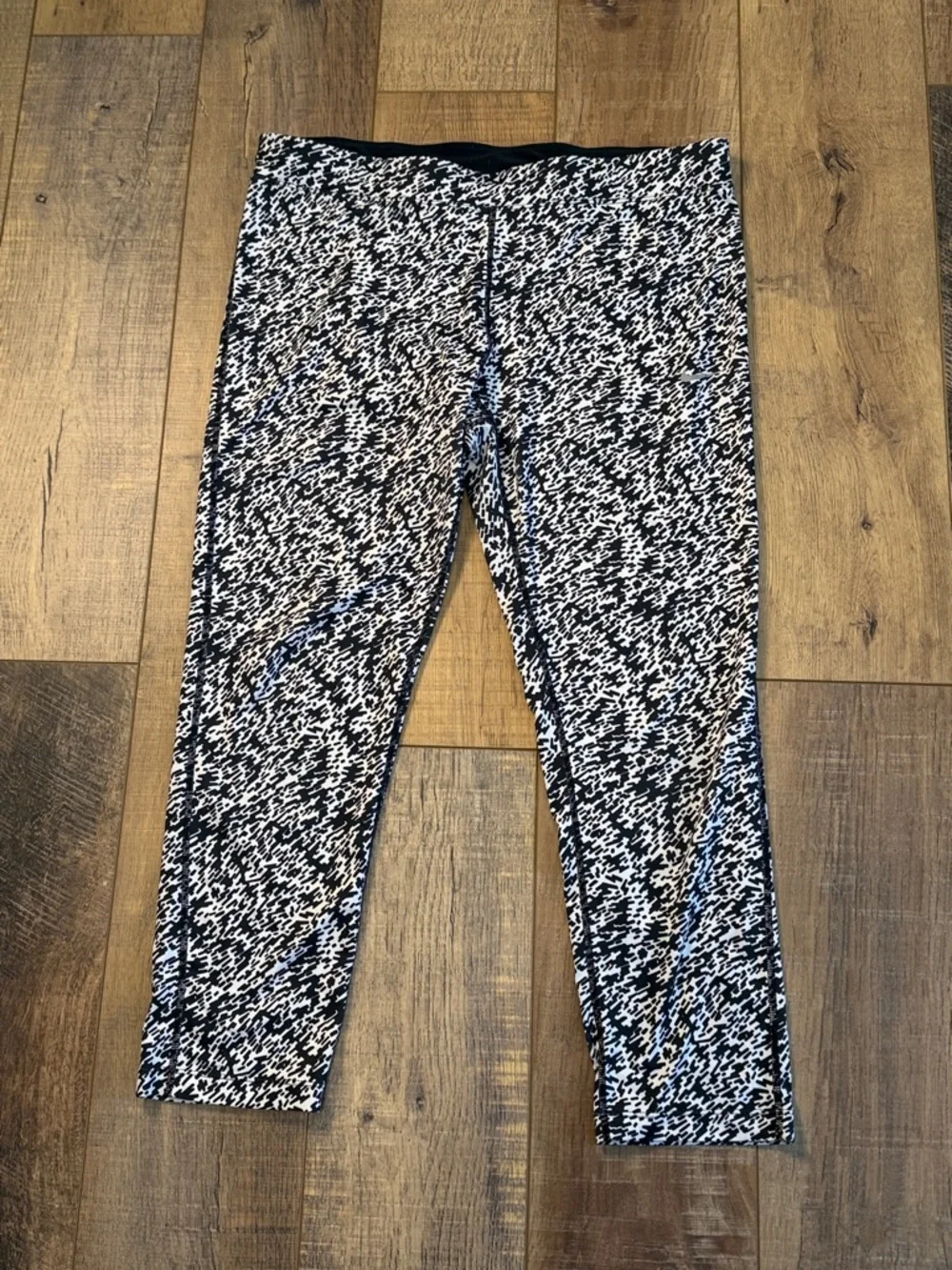 Nike Pronto Essential Running Cropped Leggings Black & White Pattern Size XL